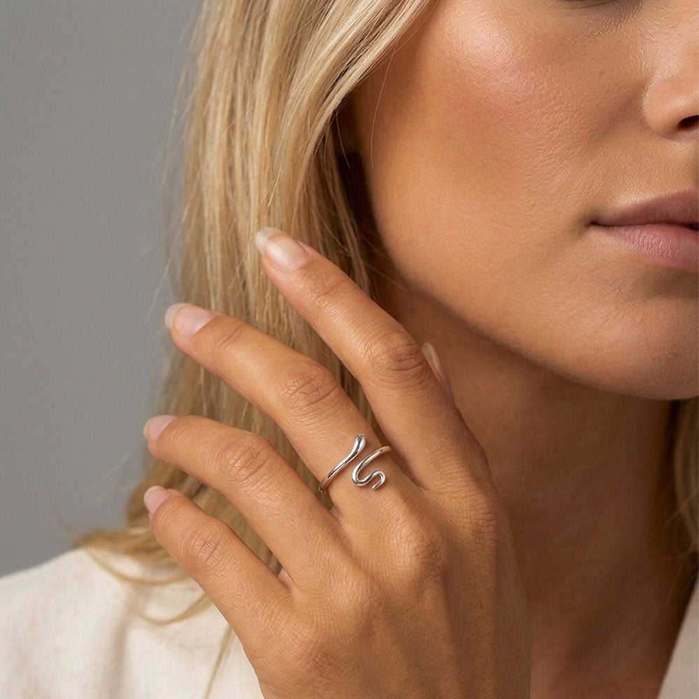 Kira - Verstellbarer Ring mit Schlangenmotiv