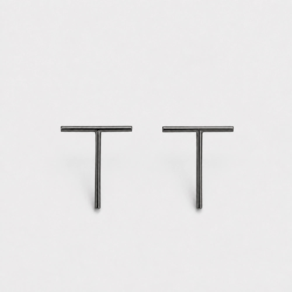 Less is More – Simple stud earrings in a minimalist style