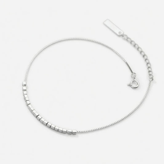 Linn – Anklet with minimalist design