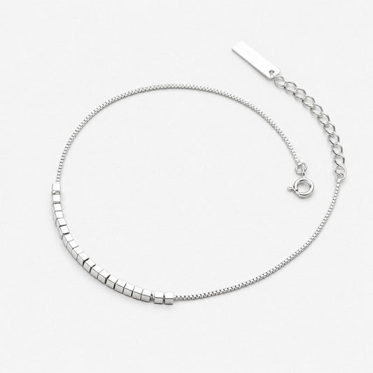 Linn – Anklet with minimalist design