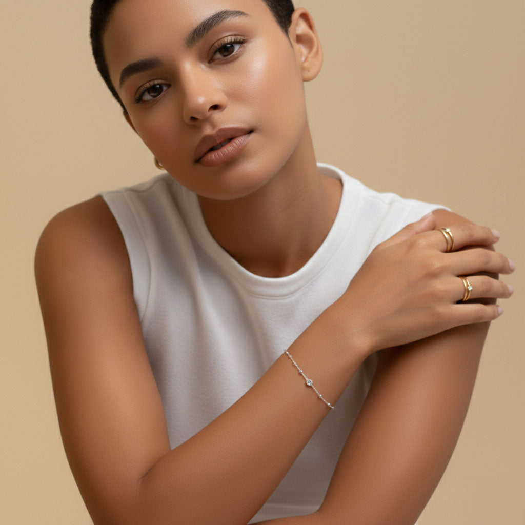 Linnea – Bracelet with thin chain and delicate details