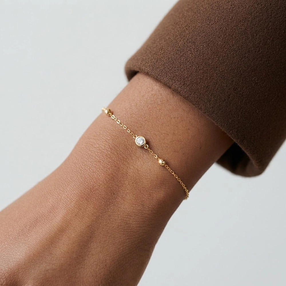 Linnea – Bracelet with thin chain and delicate details