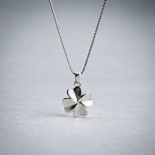 Lucky Clover – Simple necklace with four-leaf clover