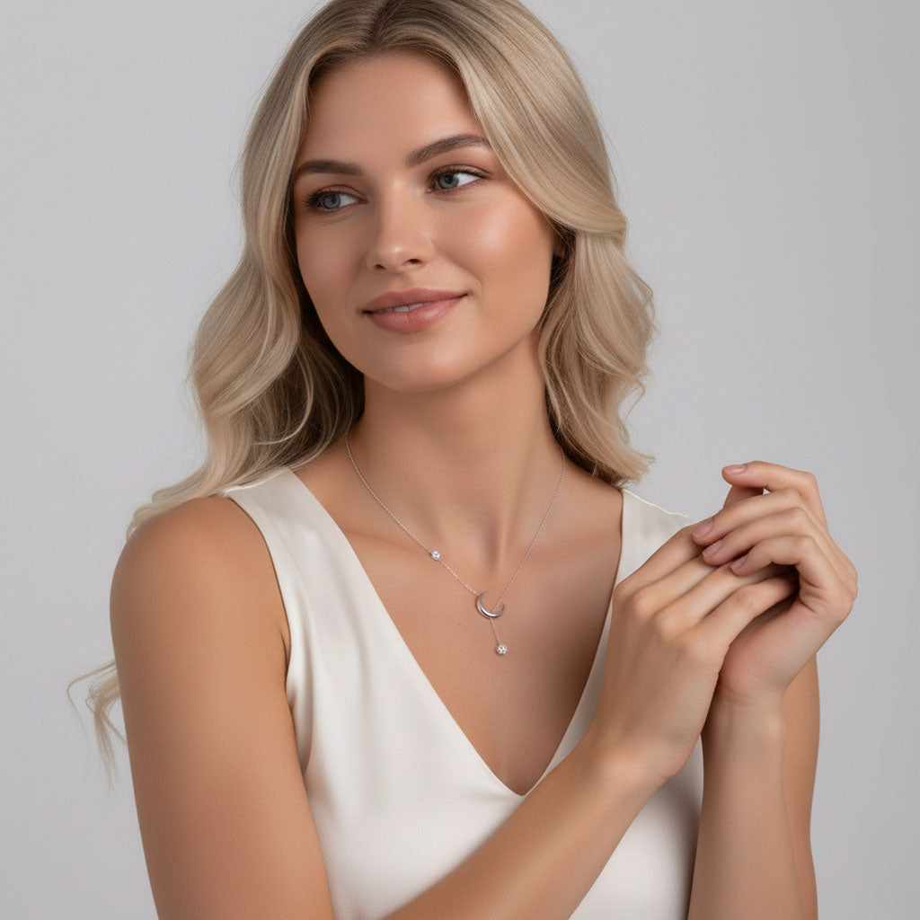 Lune – Necklace with crescent moon and stones
