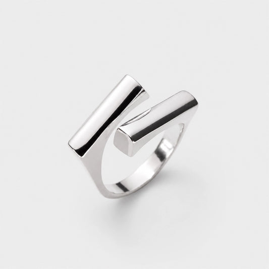 Modest – Adjustable ring with modern design