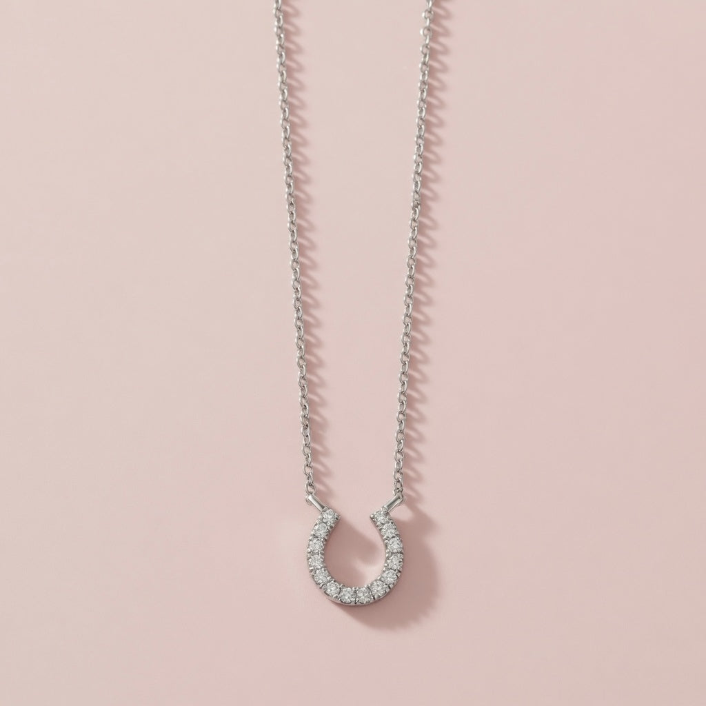 Lykke – Necklace with horseshoe pendant