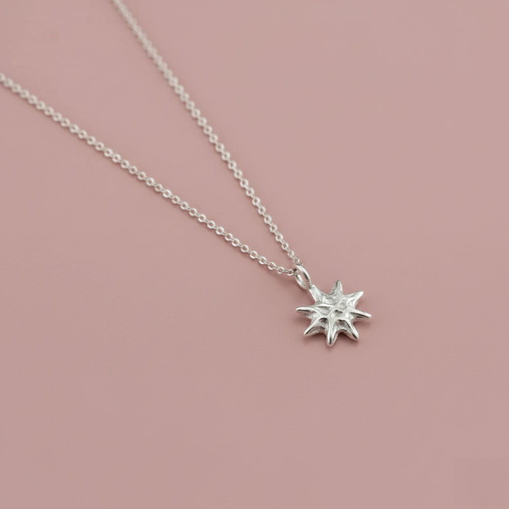 Polaris – Necklace with hammered star motif