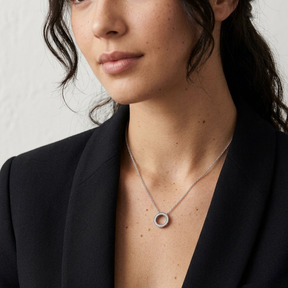 Savannah – Necklace with round sparkling pendant