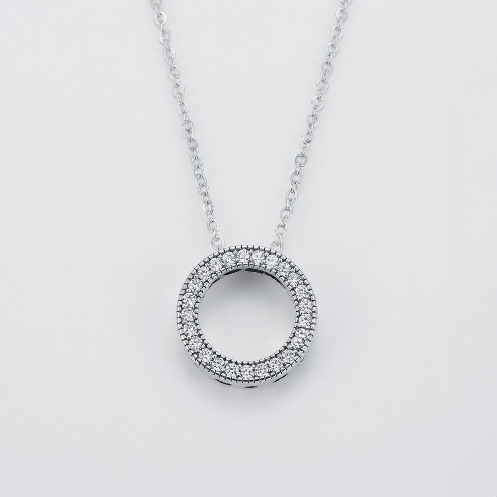 Savannah – Necklace with round sparkling pendant