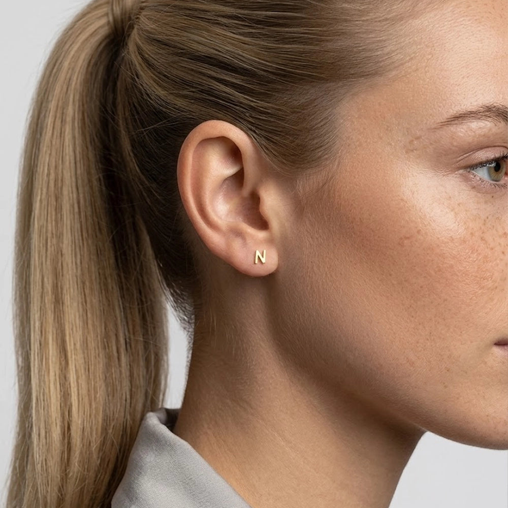 Signatur – Stud earrings with letter design and screw backs