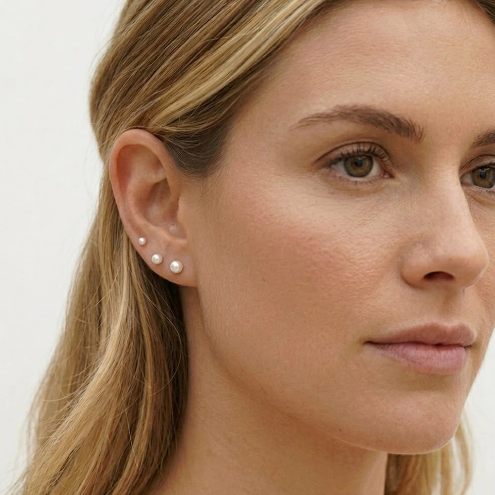 Silja – Small stud earrings with pearl