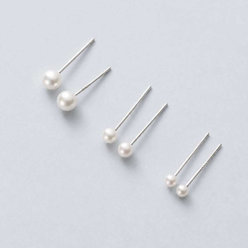 Silja – Small stud earrings with pearl