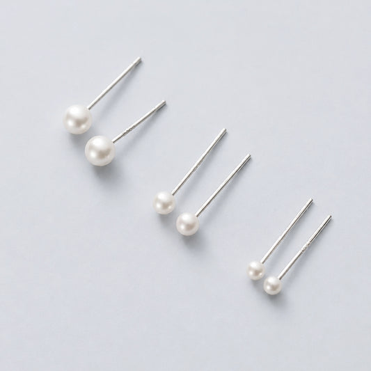 Silja – Small stud earrings with pearl