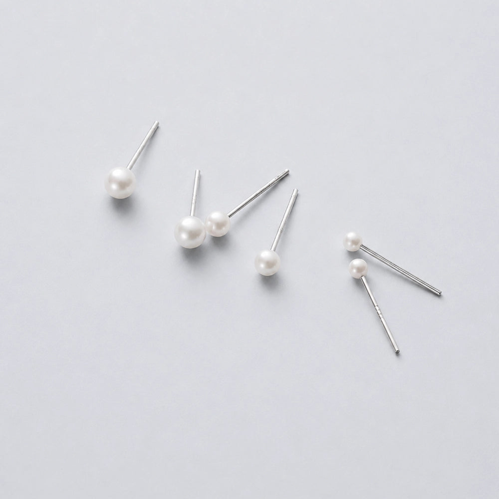 Silja – Small stud earrings with pearl