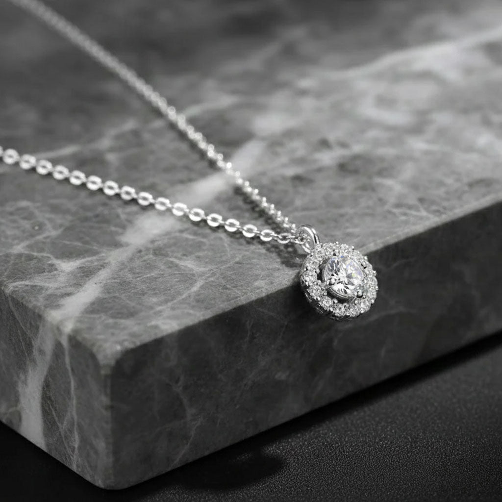 Smilla – Halskette mit funkelndem Anhänger