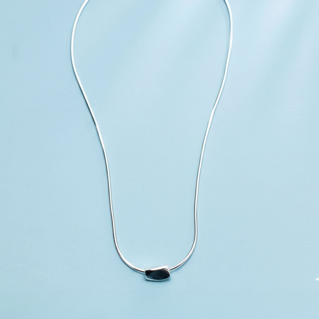 Twisted Square – Necklace with bean-shaped pendant