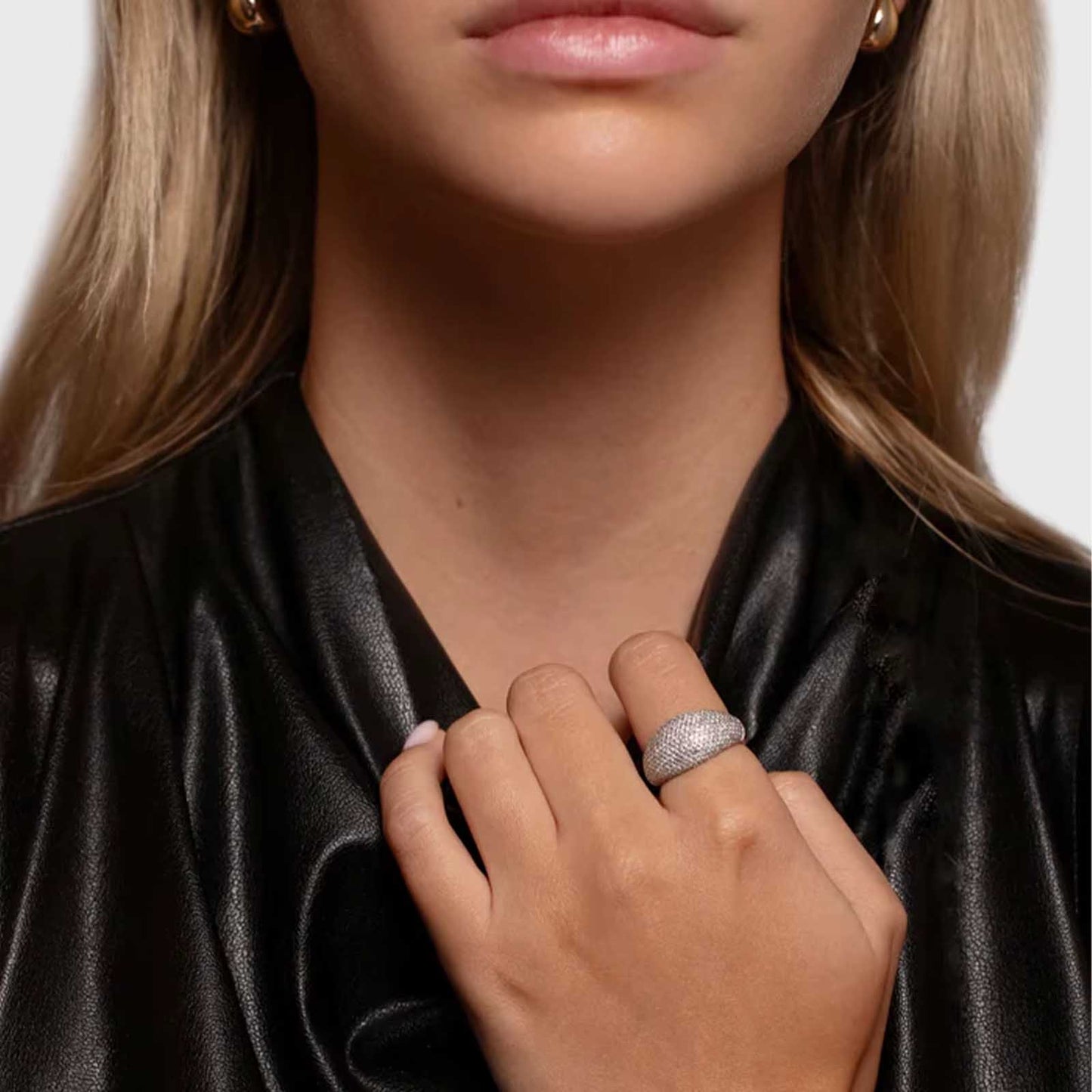 Valkyria – Ring with a sparkling pavé finish