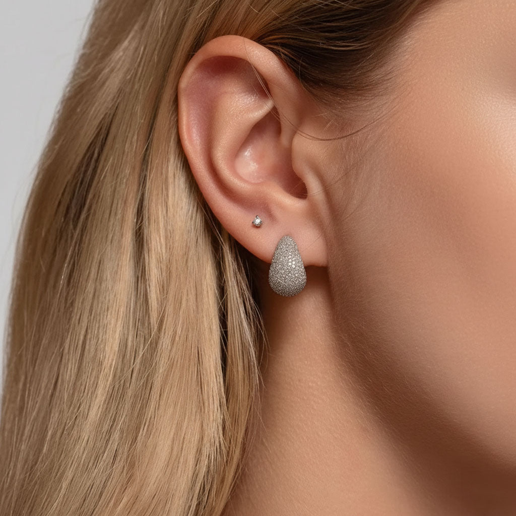 Valkyria - Tränenförmige Ohrringe mit funkelnden Steinen