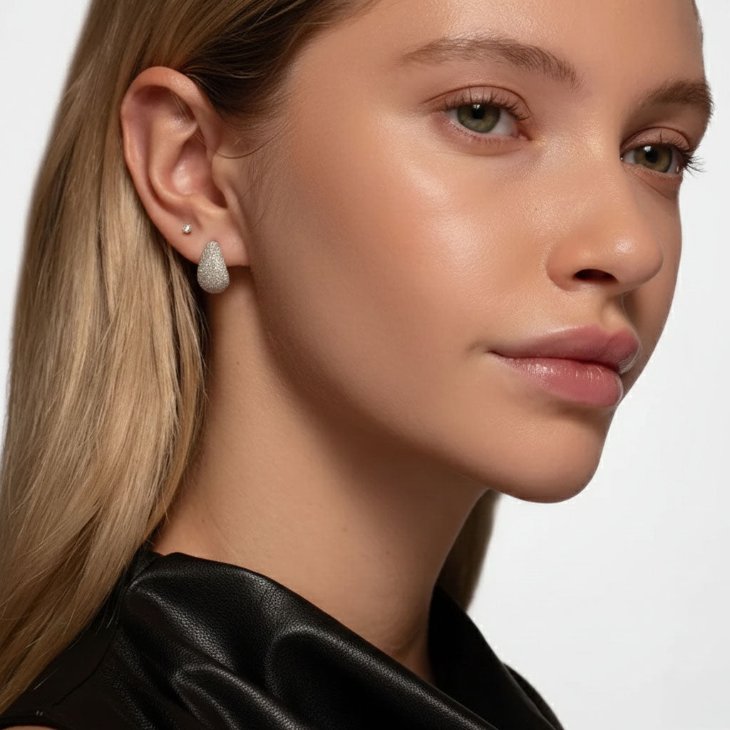 Valkyria - Tränenförmige Ohrringe mit funkelnden Steinen