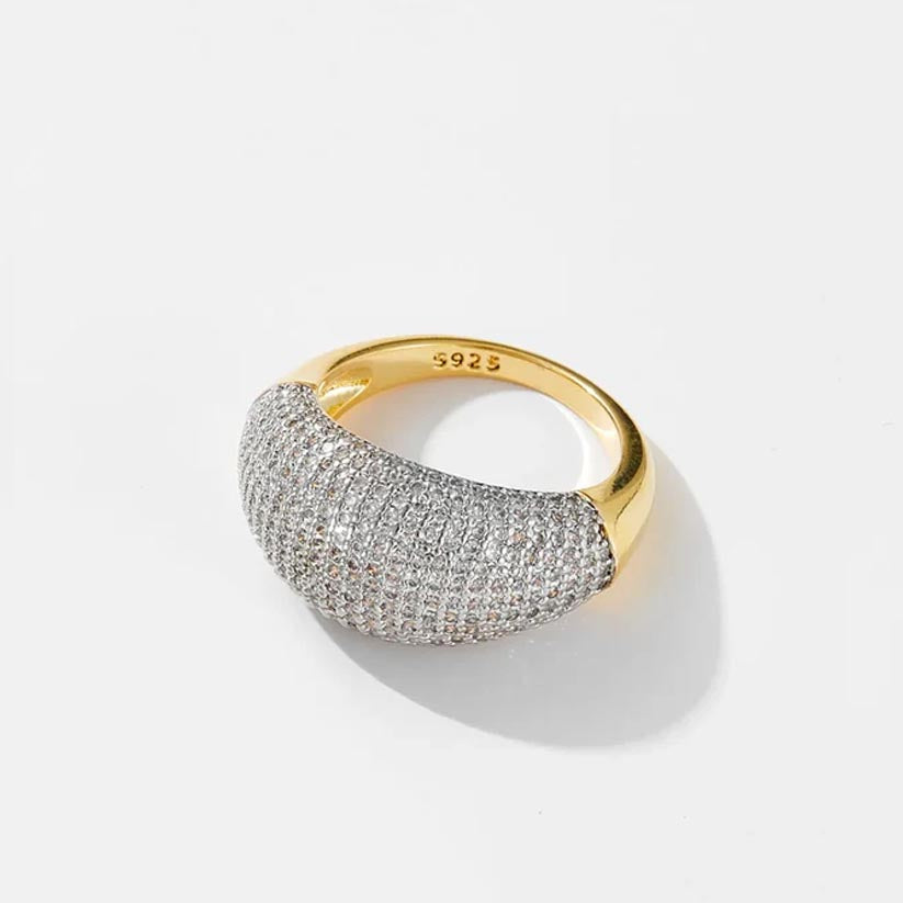 Valkyria – Ring with a sparkling pavé finish