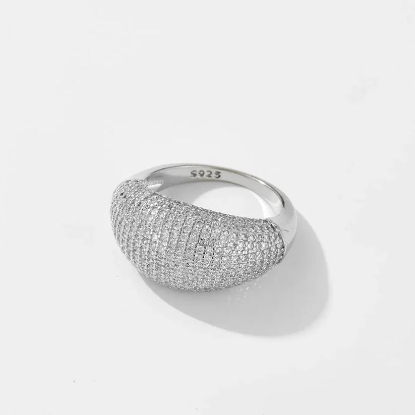 Valkyria – Ring with a sparkling pavé finish