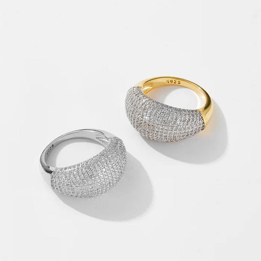 Valkyria – Ring with a sparkling pavé finish