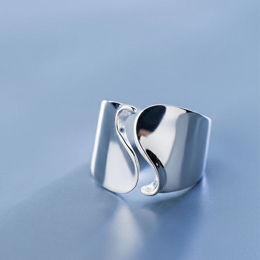 Wave – Adjustable ring in minimalist design