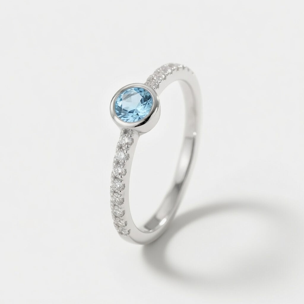 Blue Ivy - Zarter Ring mit eisblauem Akzent