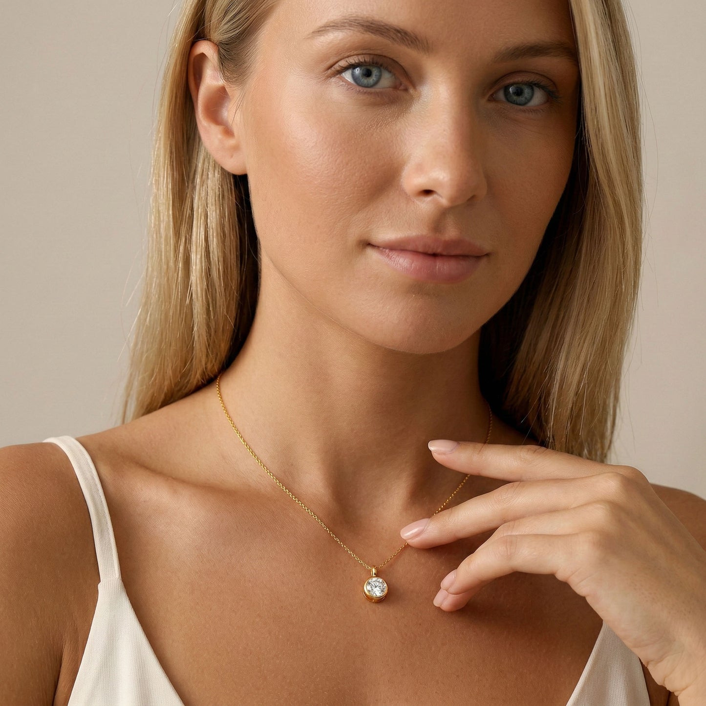 Yndis – Necklace with moissanite pendant