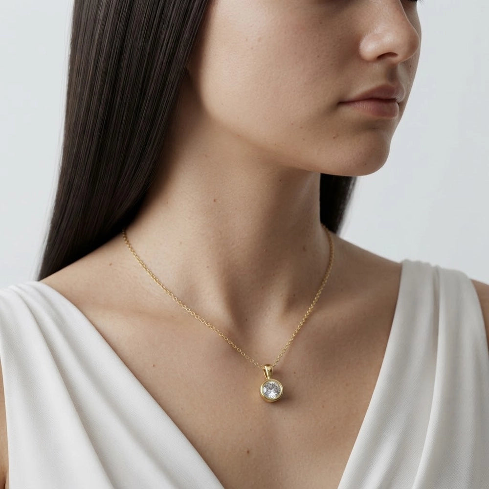 Yndis – Necklace with moissanite pendant