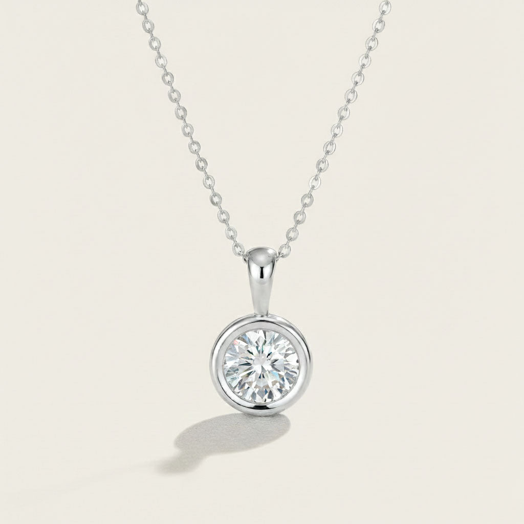 Yndis – Necklace with moissanite pendant