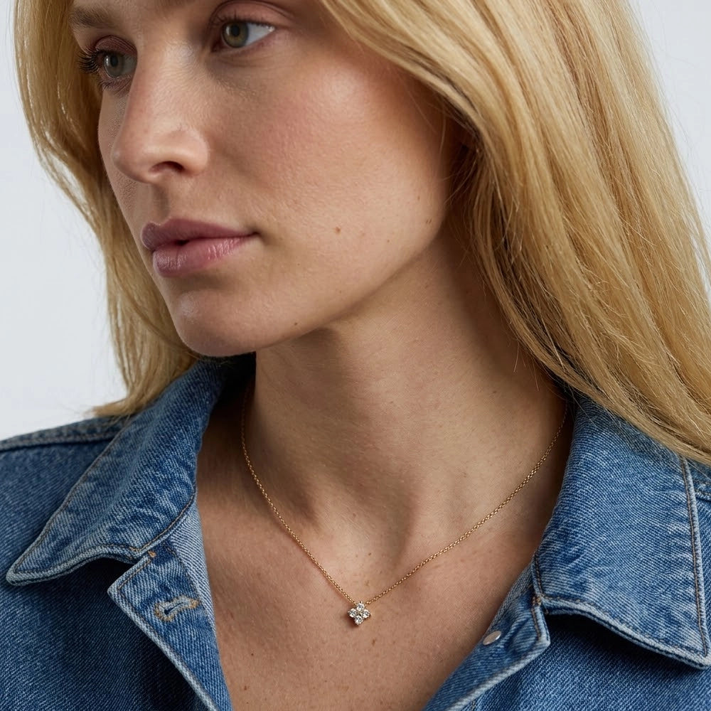 Yrsa – Necklace with sparkling flower pendant