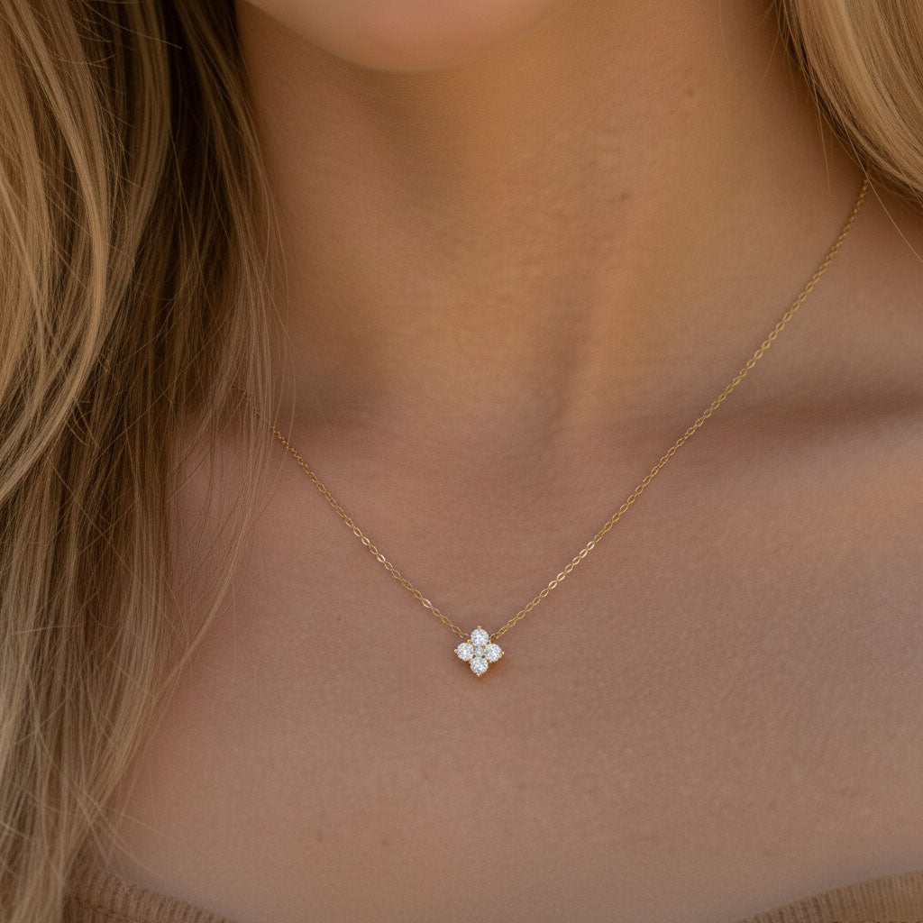 Yrsa - Ketting met fonkelende bloemenhanger