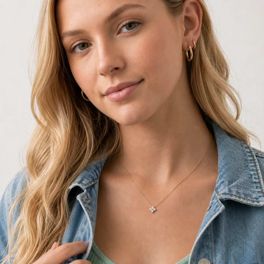 Yrsa – Necklace with sparkling flower pendant