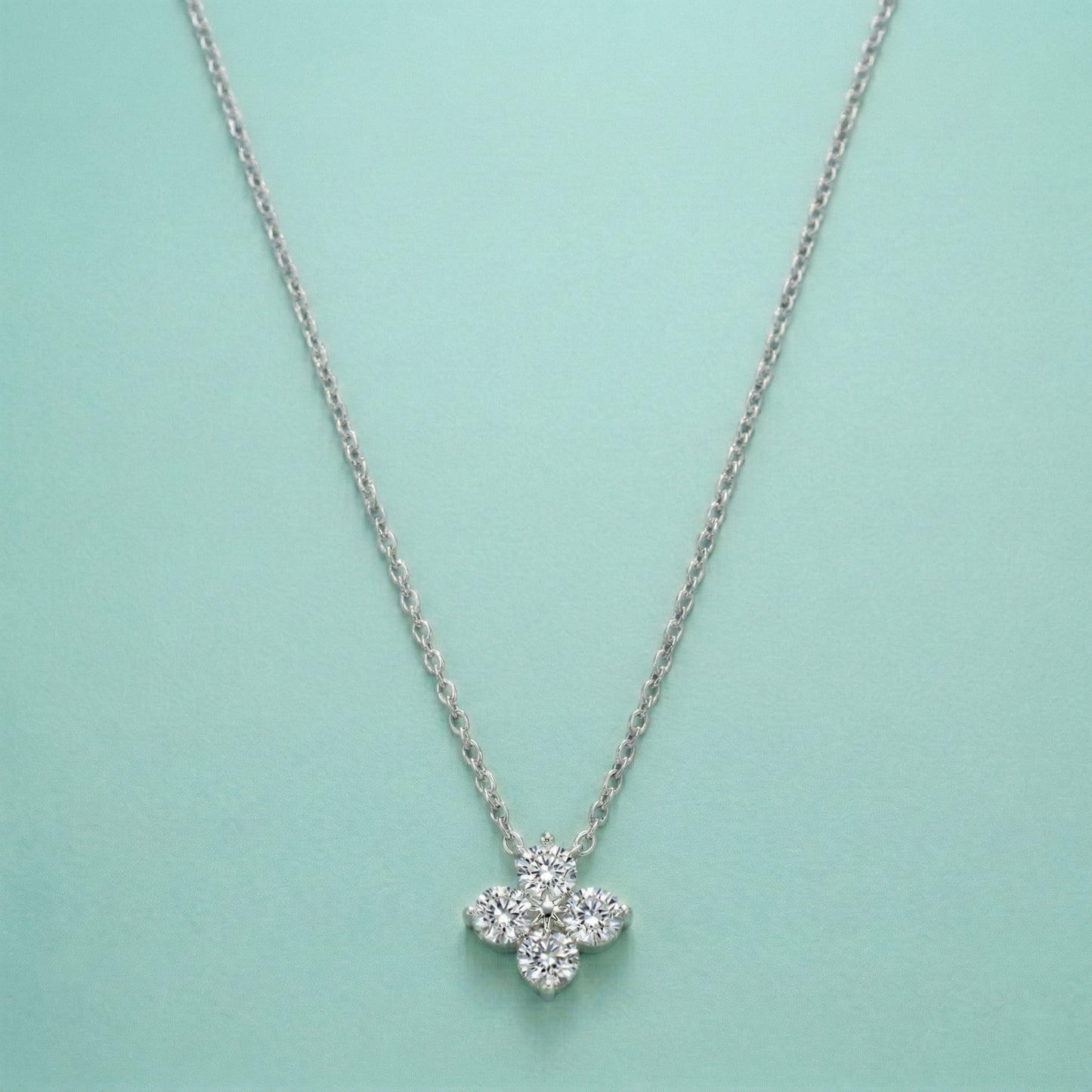 Yrsa – Necklace with sparkling flower pendant