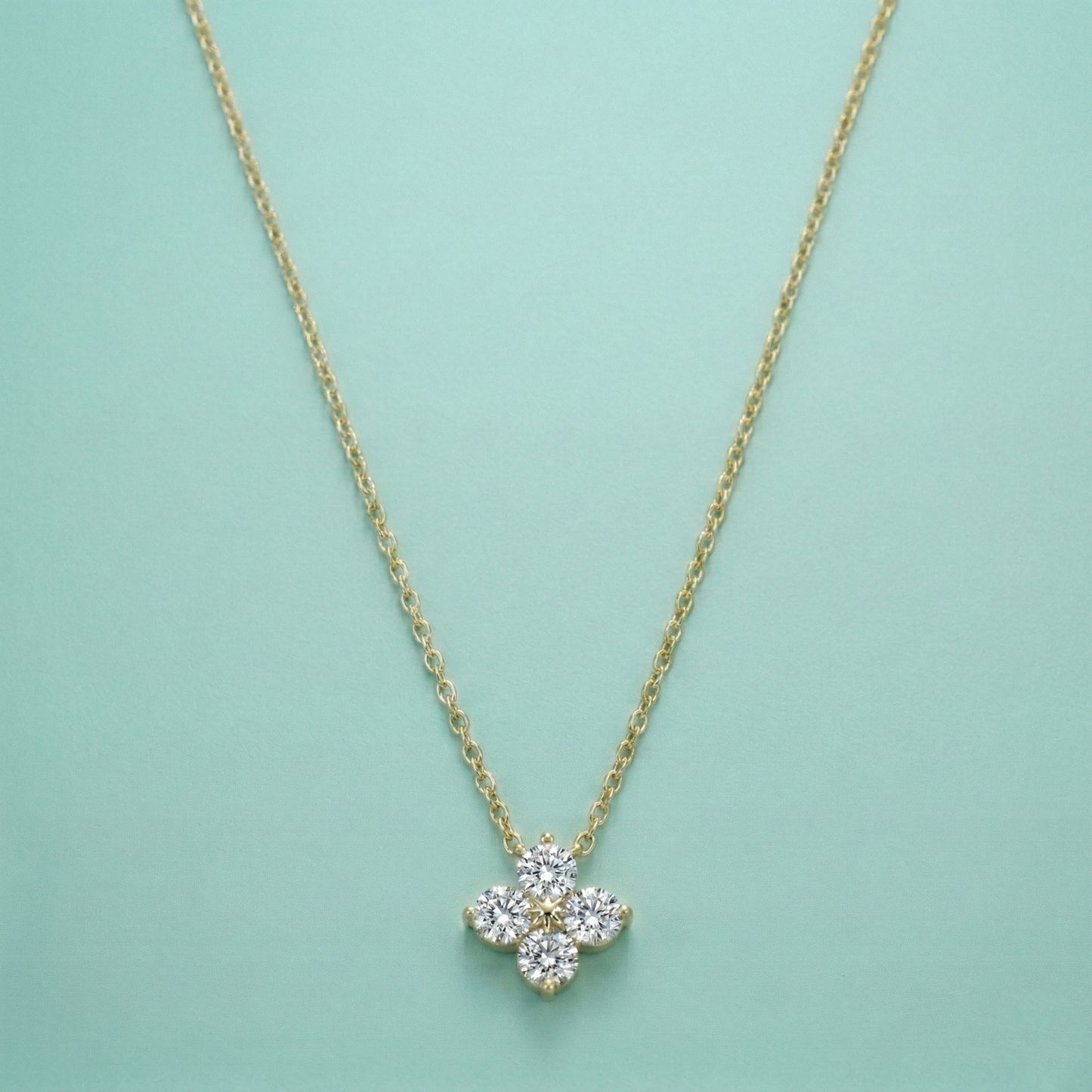 Yrsa – Necklace with sparkling flower pendant