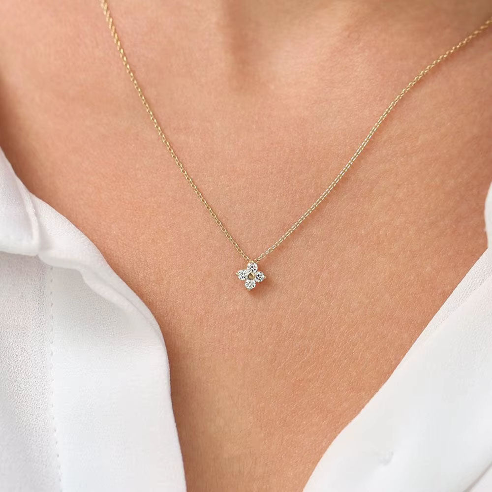 Yrsa – Necklace with sparkling flower pendant