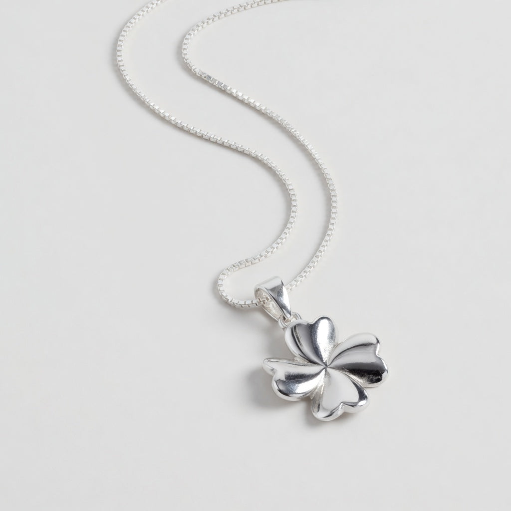 Lucky Clover - Einfache Halskette mit vierblättrigem Kleeblatt